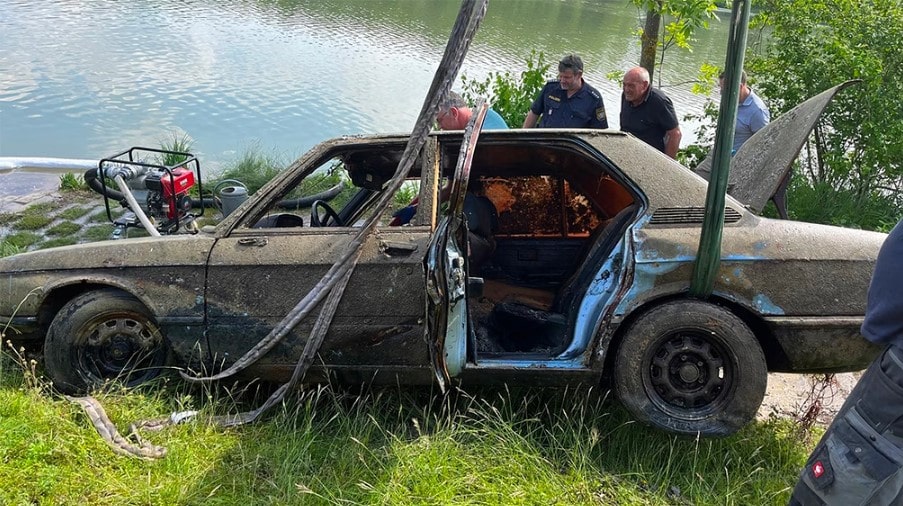 BMW 35 лет пролежала на дне реки. Вероятно, это автомобиль спецслужб