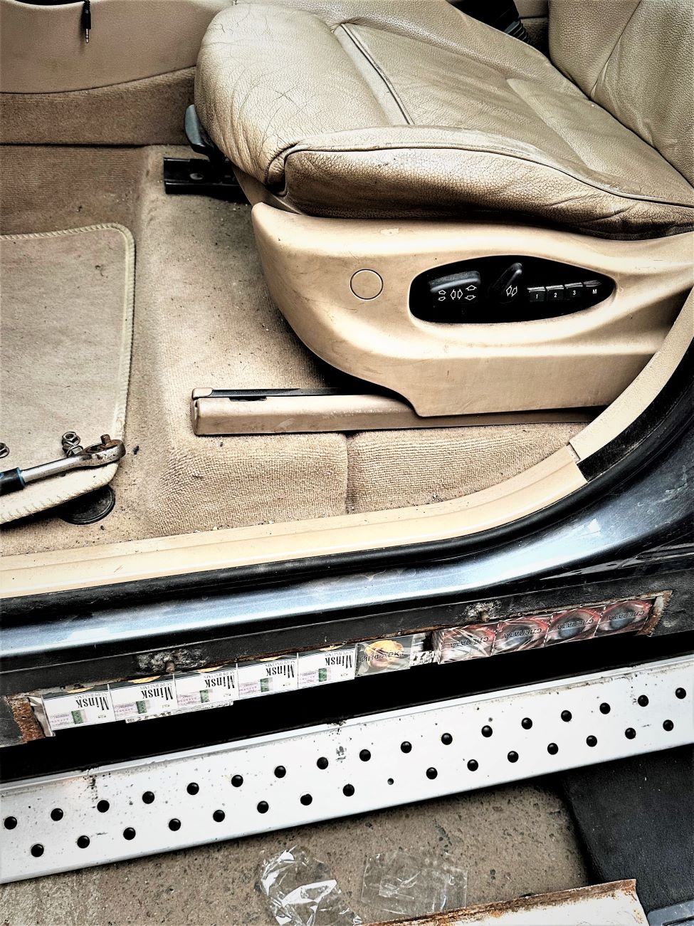 BMW с хитрыми тайниками остановили литовцы вблизи границы с Беларусью