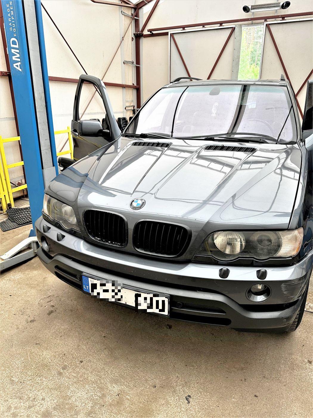 BMW с хитрыми тайниками остановили литовцы вблизи границы с Беларусью