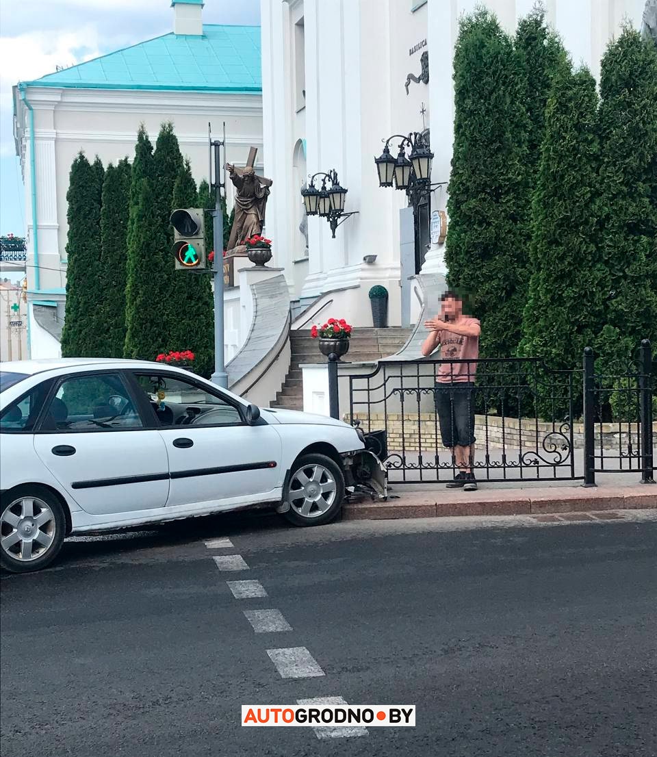 Чуть не врезался в Фарный костел в Гродно ДТП авария
