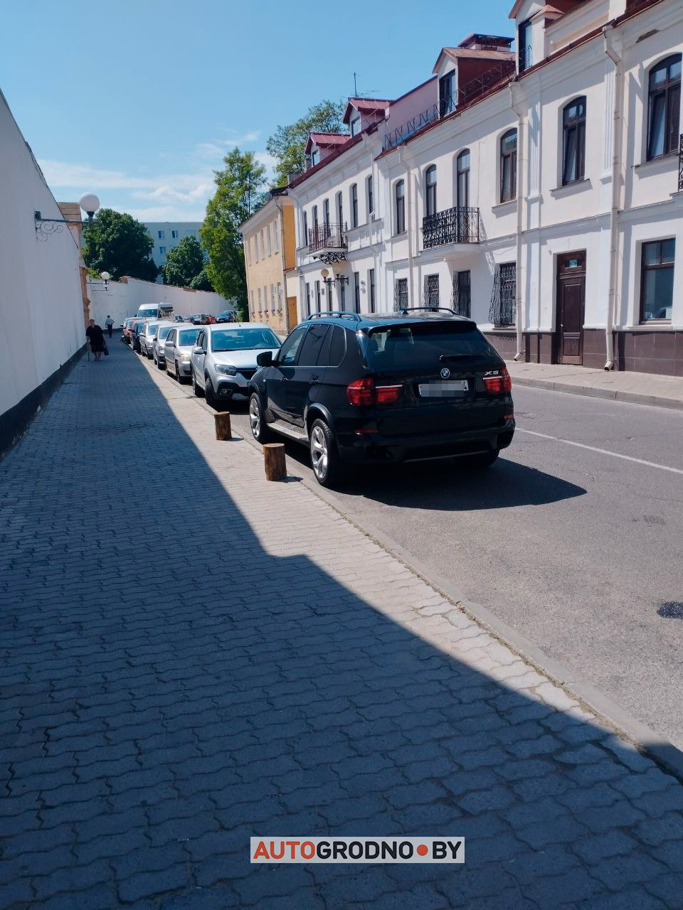 Неизвестный ставит пеньки и бронирует парковочное место в центре Гродно
