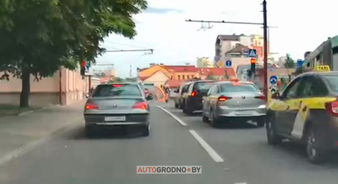 Это Гродно: два парня на самокате опередили все автомобили, проскочили на красный и умчались вдаль