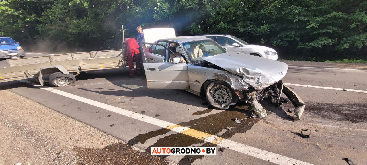 Серьезная авария на окраине Гродно: маршрутка в лесу, BMW разбита