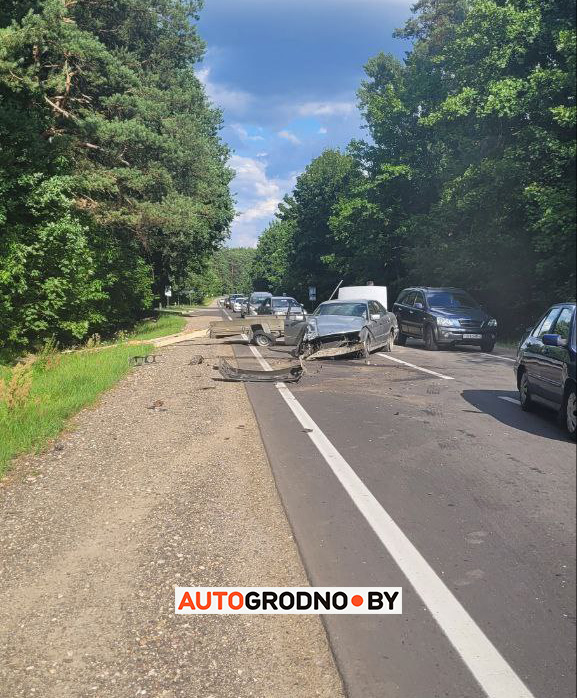 Серьезная авария на окраине Гродно: маршрутка в лесу, BMW разбита