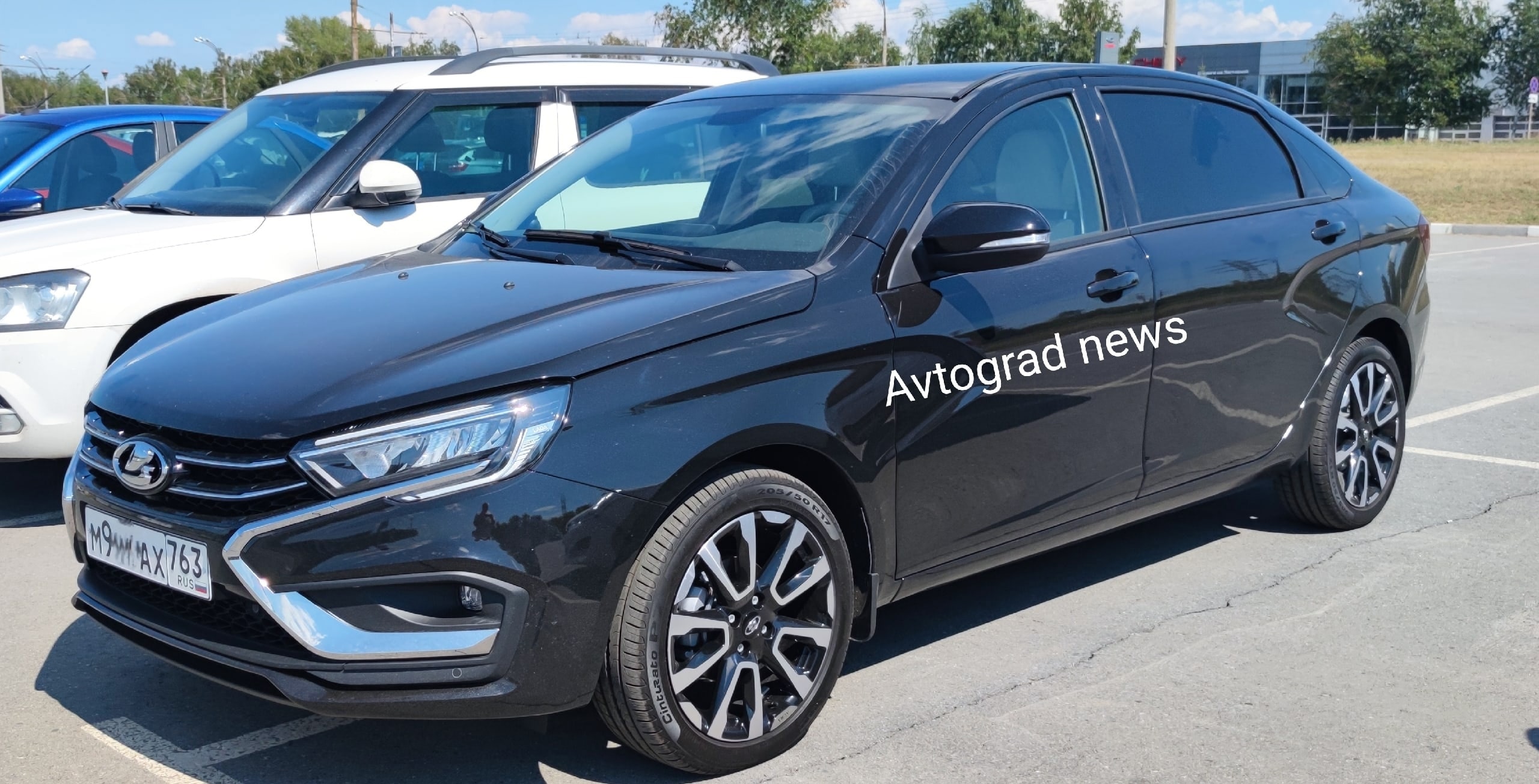 Россияне показали авто для своих чиновников – Lada Aurus будет такой