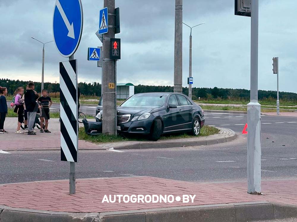 Ольшанка: Mercedes оказался в столбе