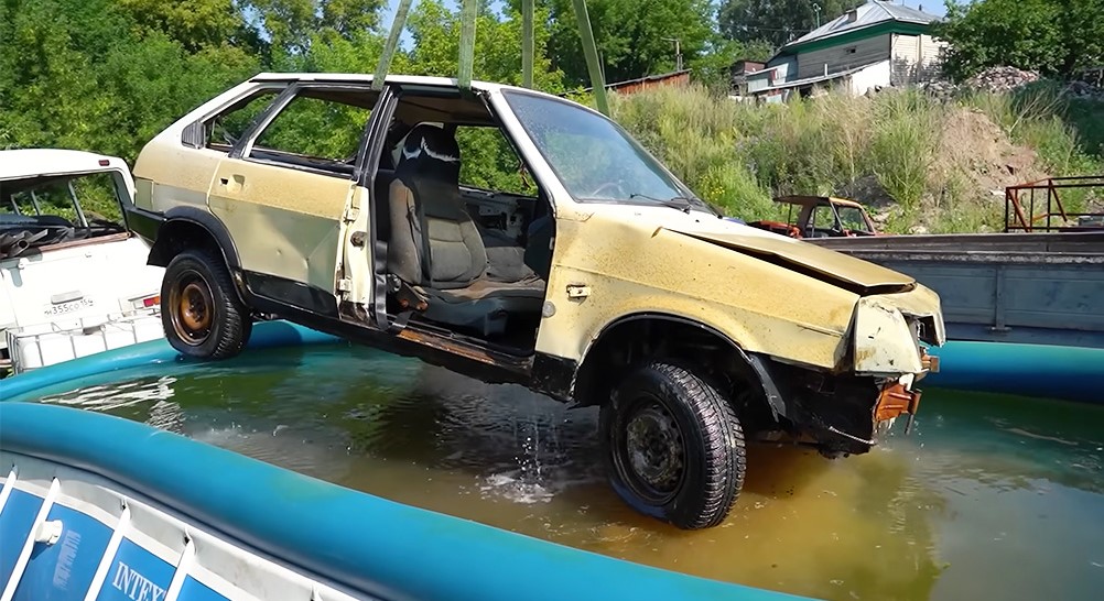 Блогер поместил автомобиль в морскую воду - эксперимент