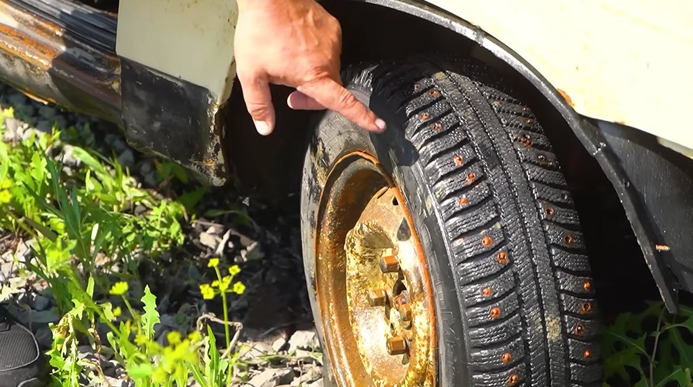 Блогер поместил автомобиль в морскую воду - эксперимент