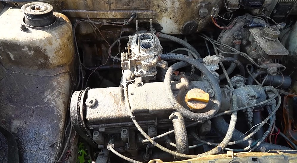 Блогер поместил автомобиль в морскую воду - эксперимент