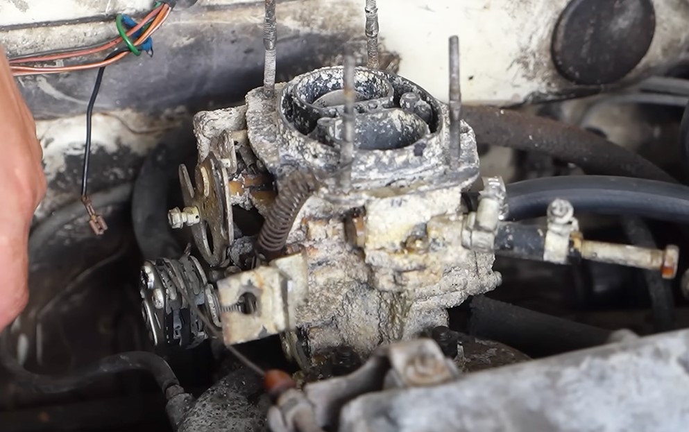 Блогер поместил автомобиль в морскую воду - эксперимент