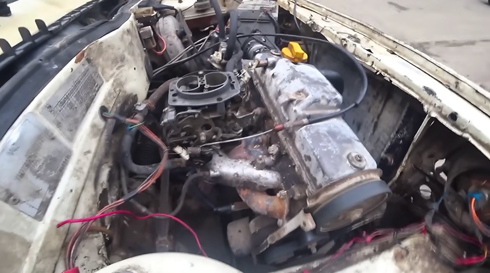 Блогер поместил автомобиль в морскую воду - эксперимент