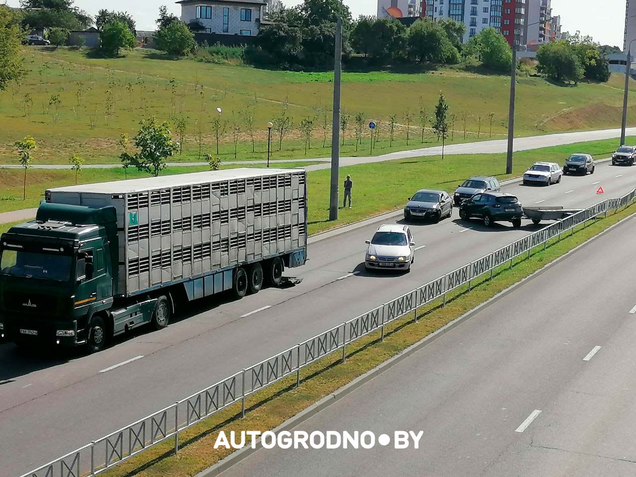 Ситуация на Магистральной: на дороге развернуло Renault Kaptur