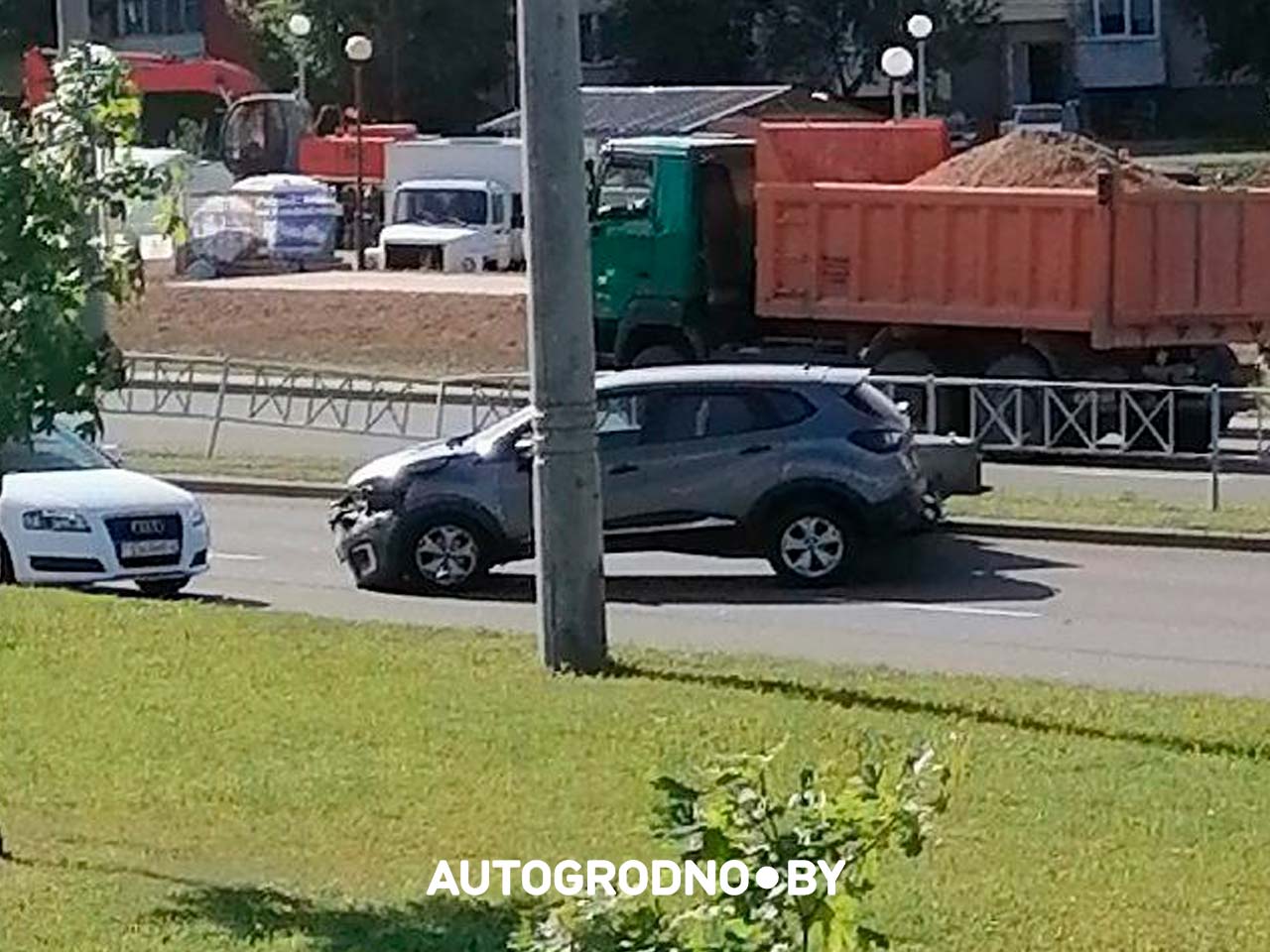 Ситуация на Магистральной: на дороге развернуло Renault Kaptur