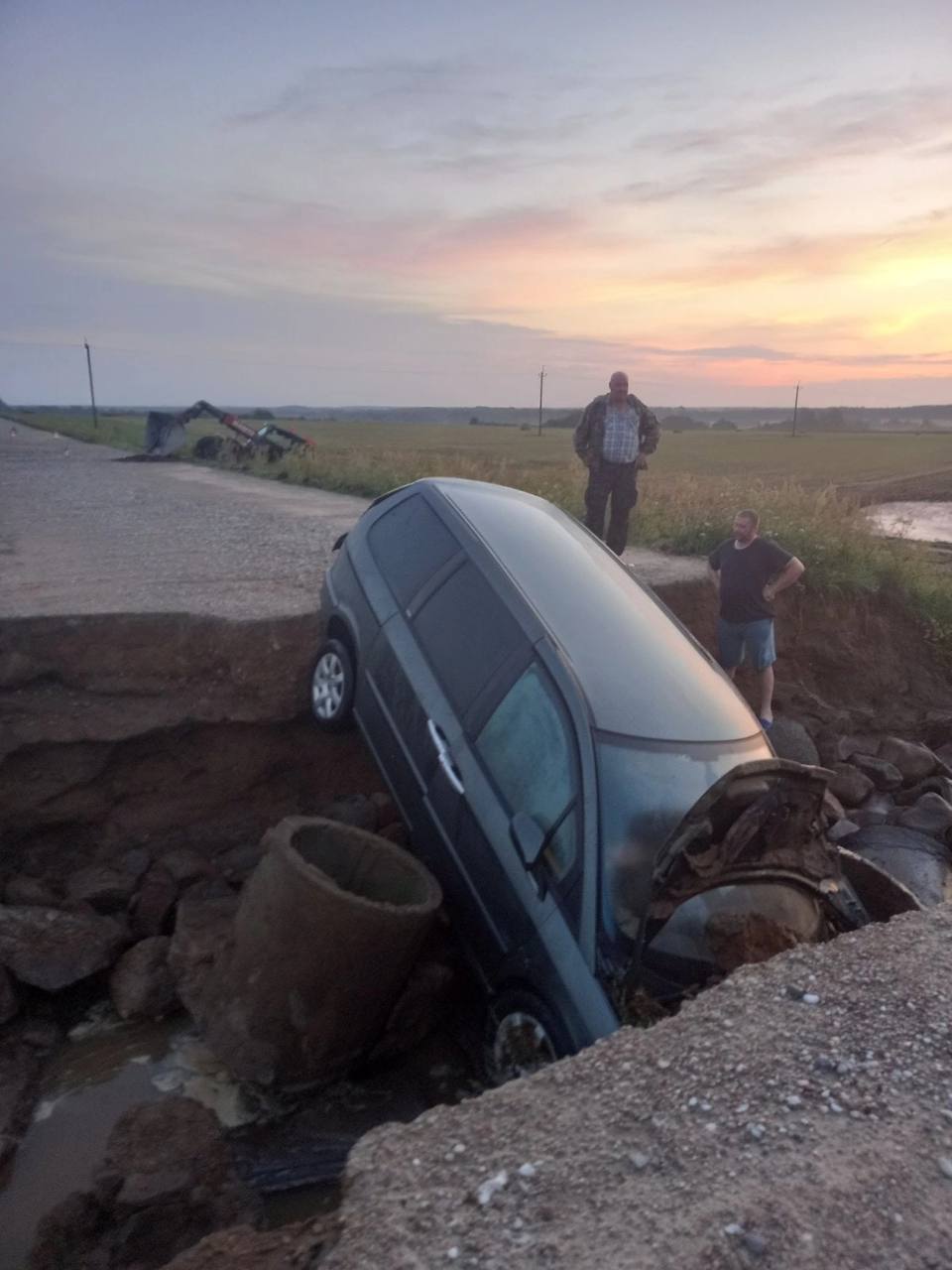 Под Сморгонью машина провалилась в огромную яму на дороге 