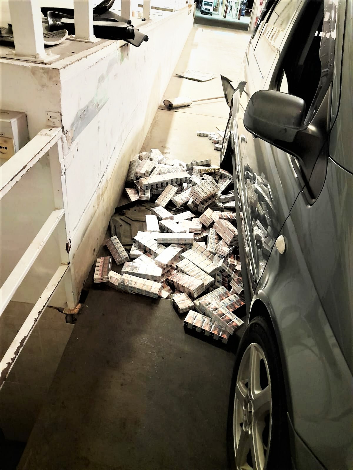 Поляка штрафуют, а он все равно в тайниках возит сигареты из Беларуси