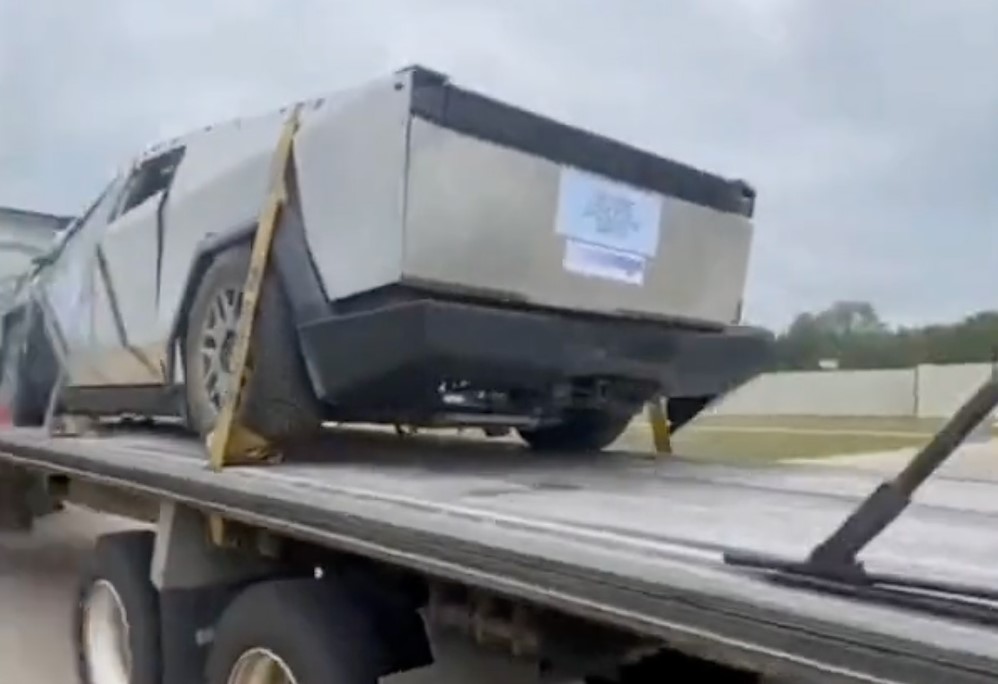 Tesla Cybertruck показали после переворота. Журналисты расстроены тем, как выглядит кузов пикапа