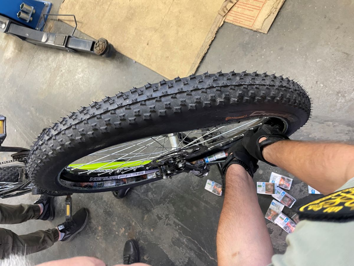 Мужчина накачал сигаретами колеса велосипеда и поехал в Литву. Сколько пачек смог вместить?