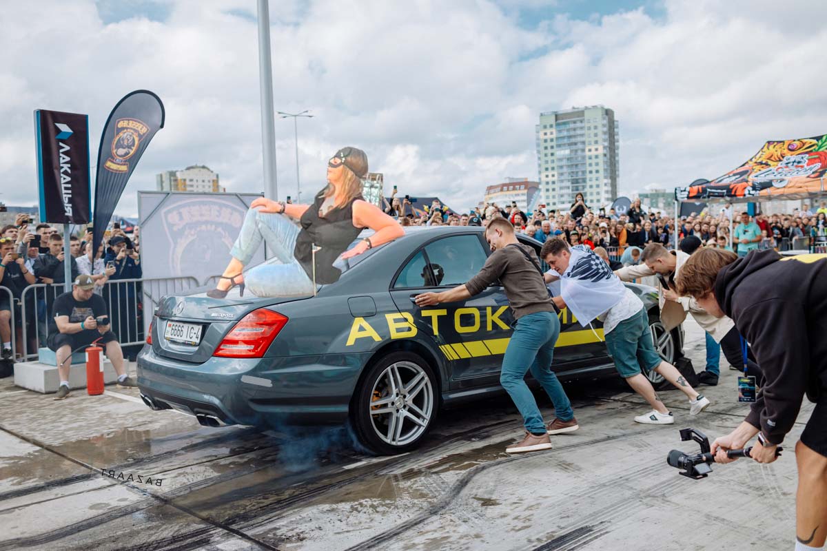 В Беларуси новый мем. И им стала женщина-кошка
