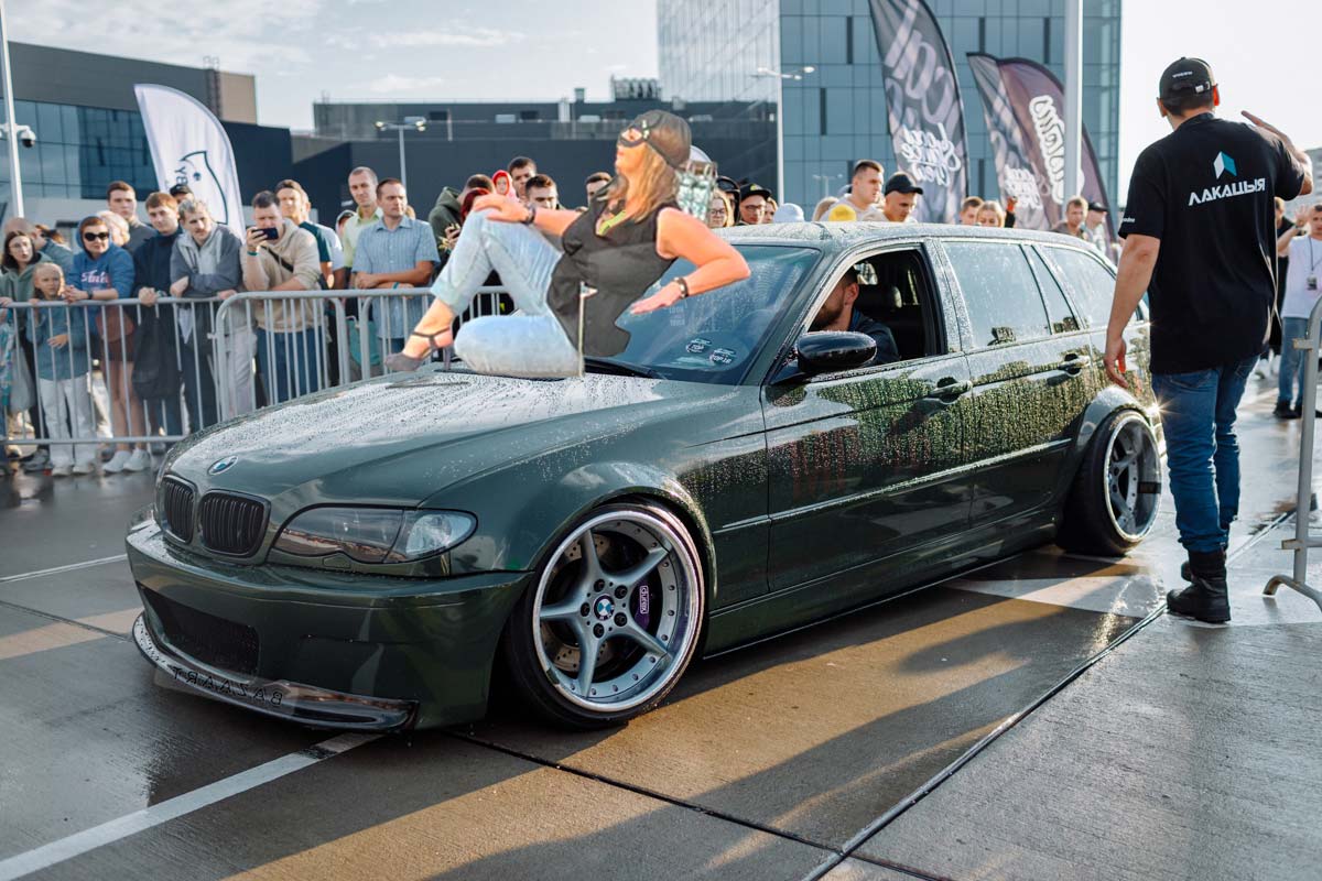 В Беларуси новый мем. И им стала женщина-кошка