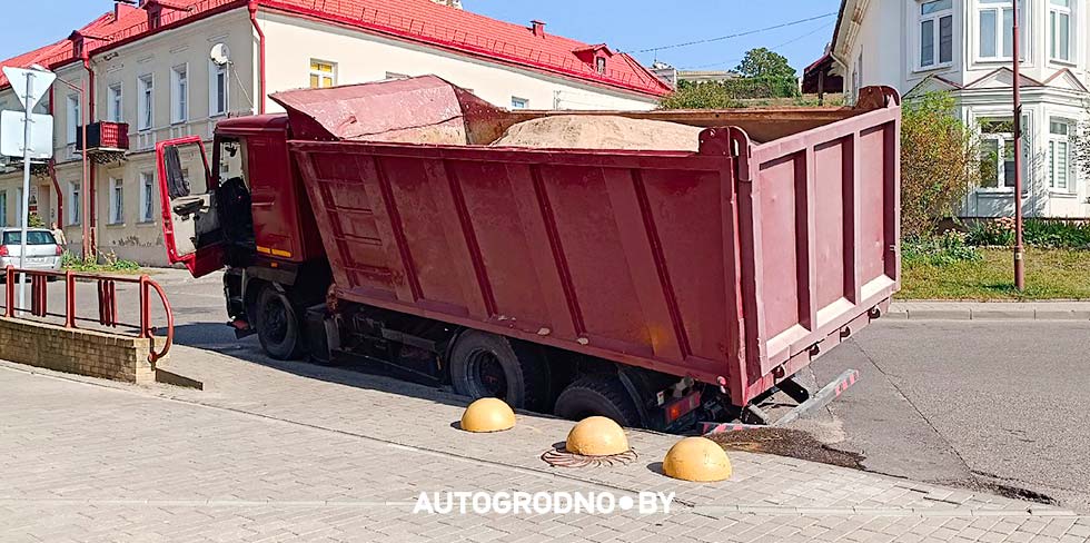 В Гродно провалившийся МАЗ вытягивали краном. Видео
