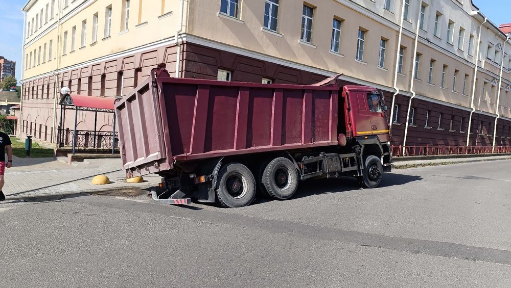 В Гродно провалившийся МАЗ вытягивали краном. Видео