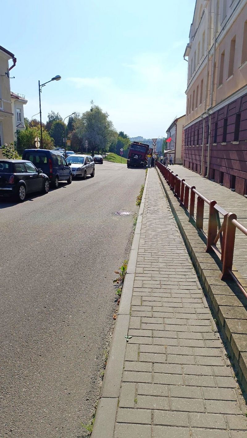 В Гродно провалившийся МАЗ вытягивали краном. Видео