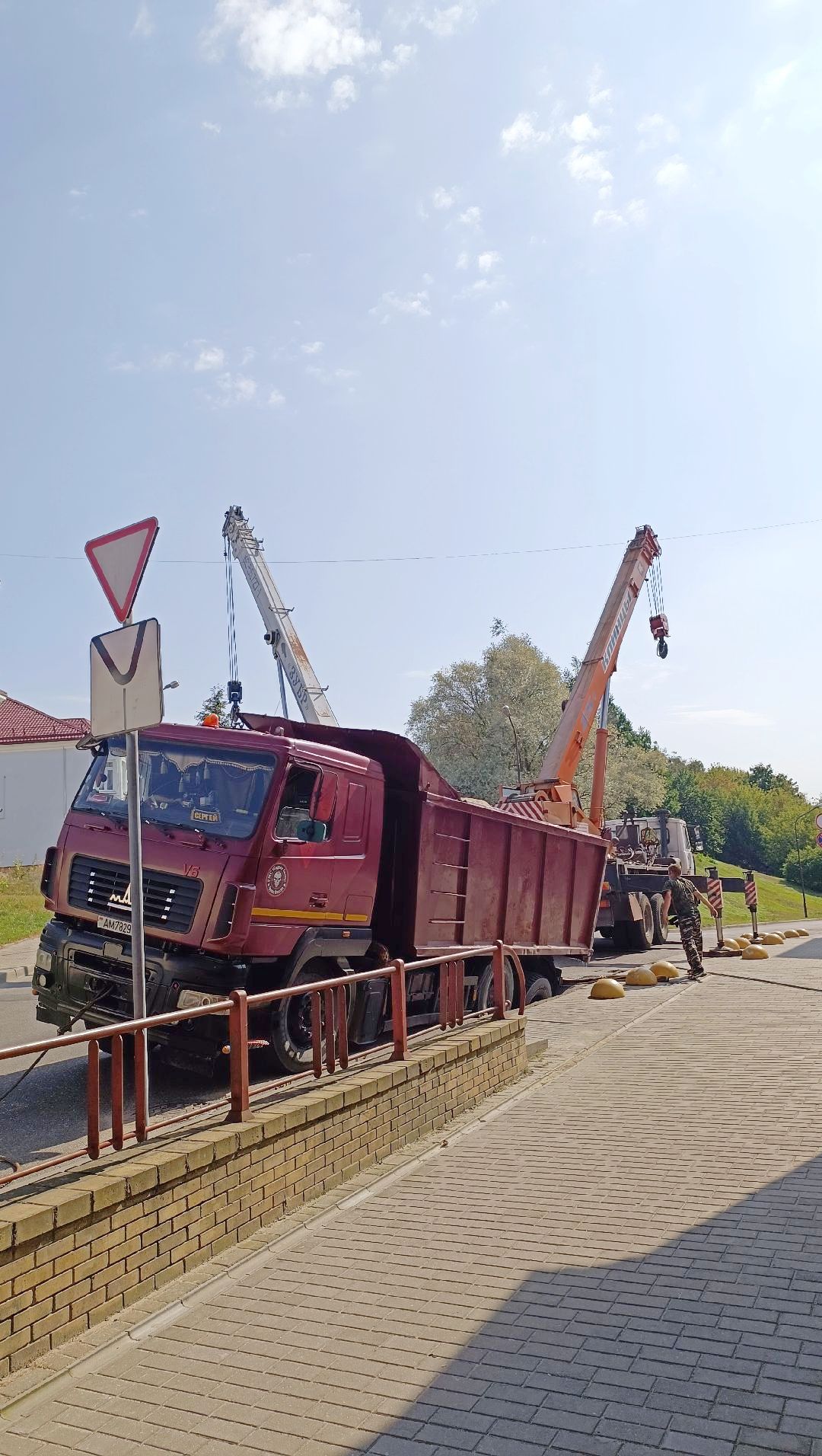 В Гродно провалившийся МАЗ вытягивали краном. Видео