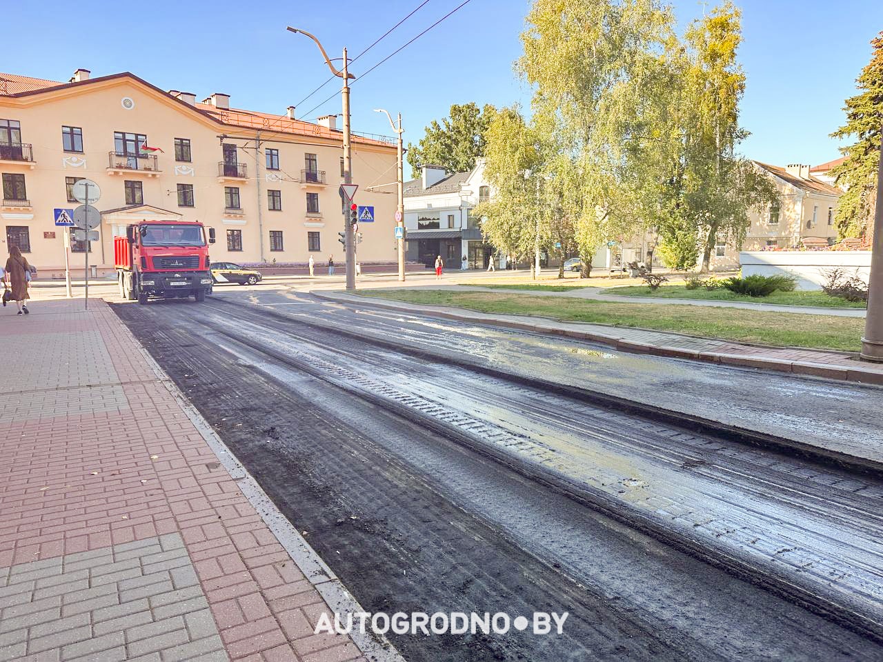 На улице Октябрьской в Гродно меняют асфальт. Фотофакт