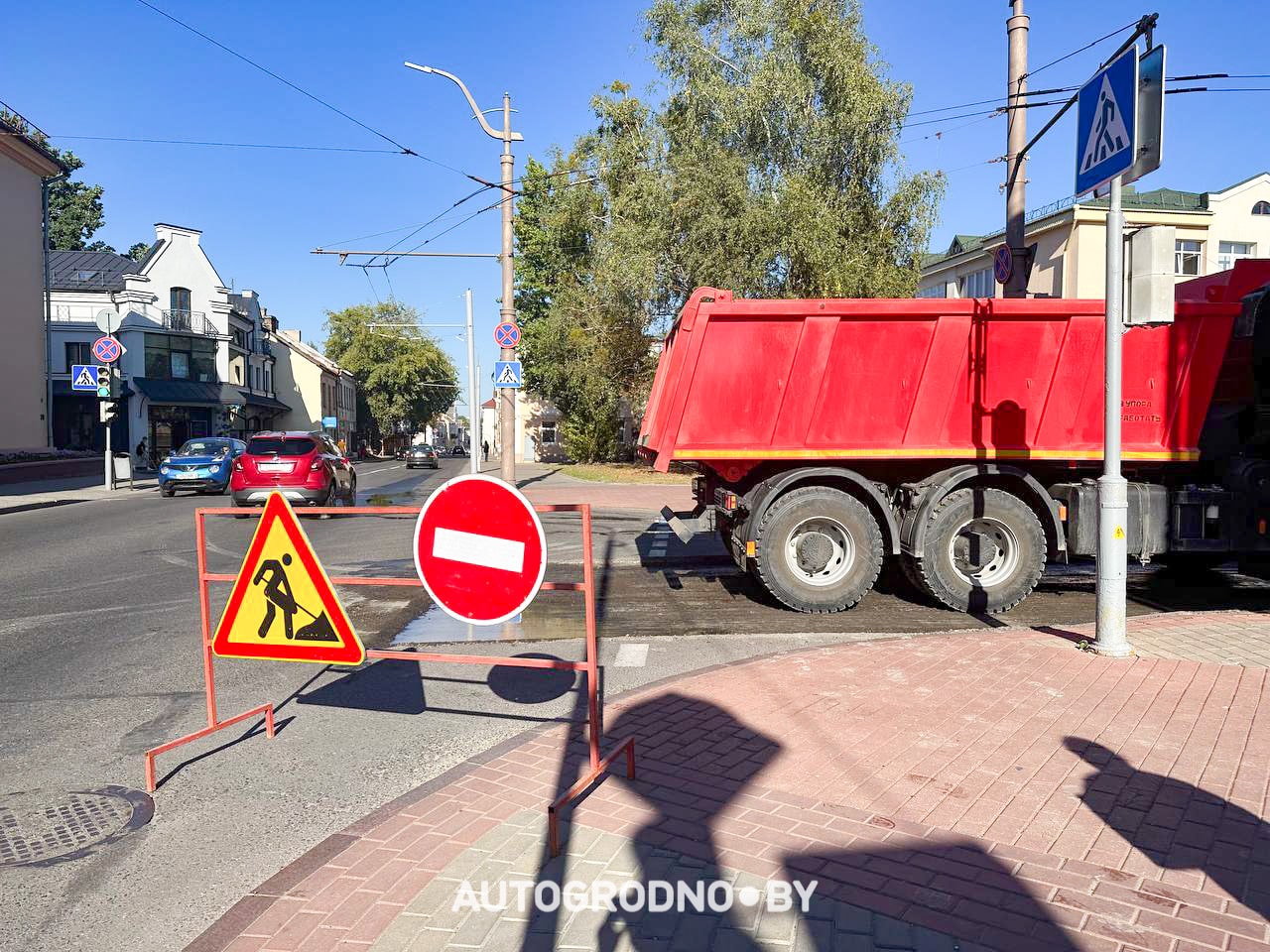 На улице Октябрьской в Гродно меняют асфальт. Фотофакт