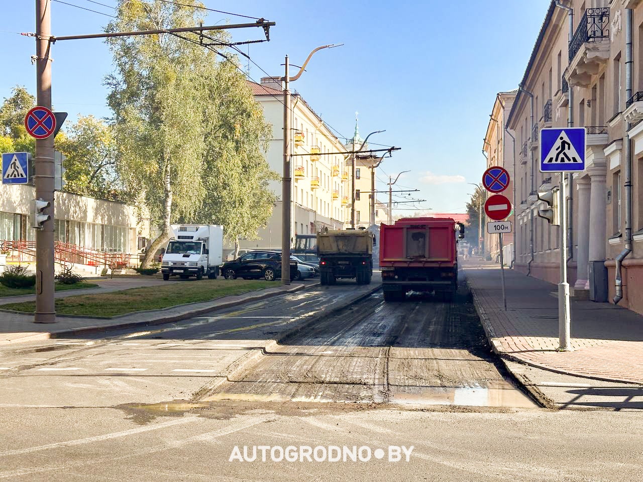 На улице Октябрьской в Гродно меняют асфальт. Фотофакт