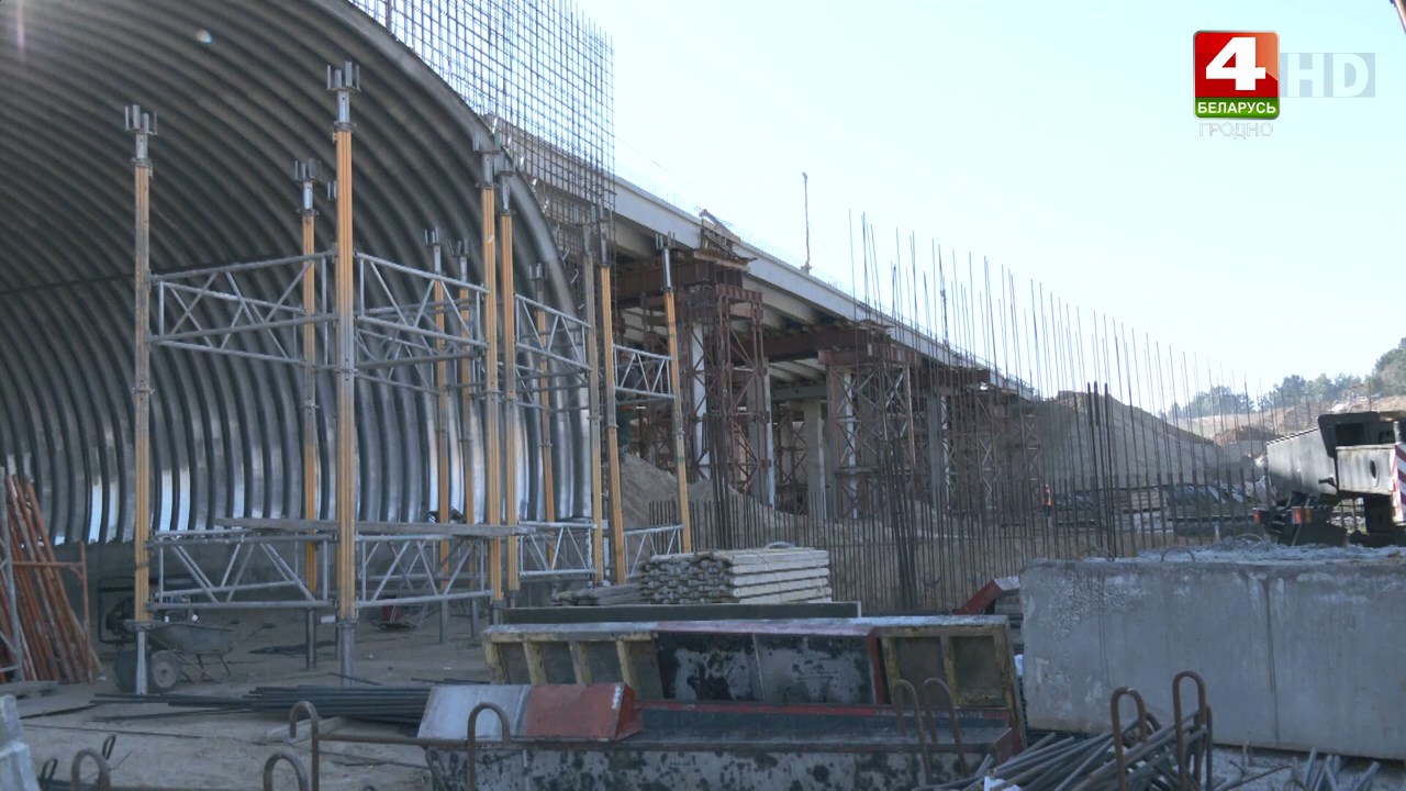 Остался месяц до открытия развязки у Озерского шоссе в Гродно. Вот что там сейчас делают