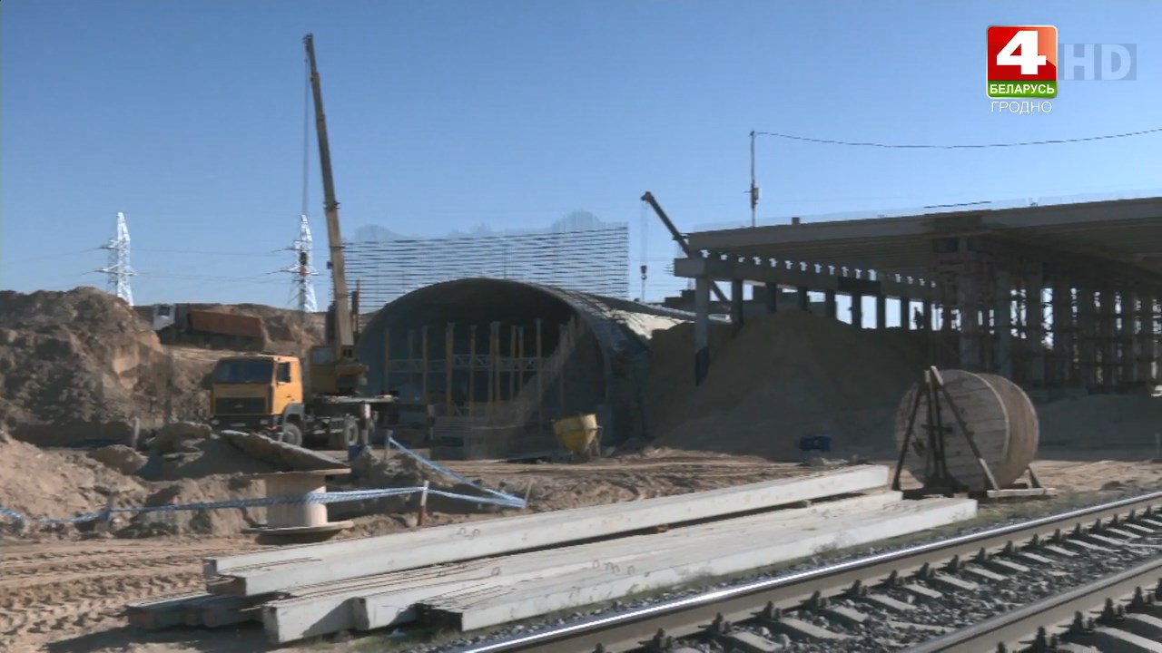 Остался месяц до открытия развязки у Озерского шоссе в Гродно. Вот что там сейчас делают