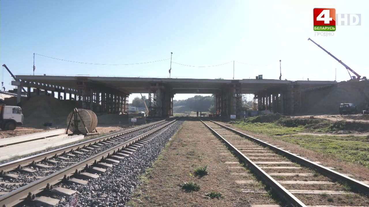 Остался месяц до открытия развязки у Озерского шоссе в Гродно. Вот что там сейчас делают