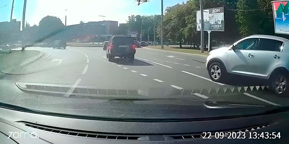 Как проезжать кольцо у роддома в Гродно - спор водителей