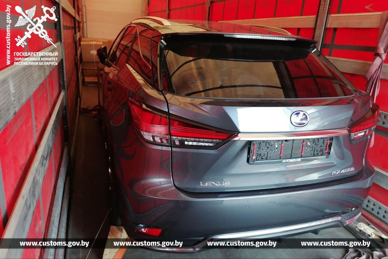 Таможня задержала партию премиальных кроссоверов. Перевозчик в 2 раза ошибся с их стоимостью