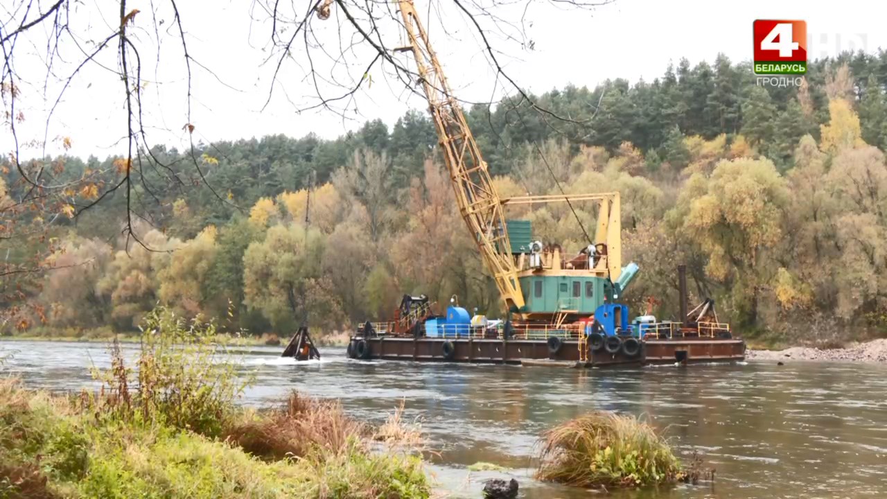 На Немане работает речной экскаватор Неманский 6 углубляет русло