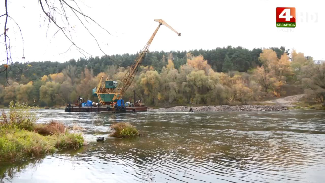 На Немане работает речной экскаватор Неманский 6 углубляет русло