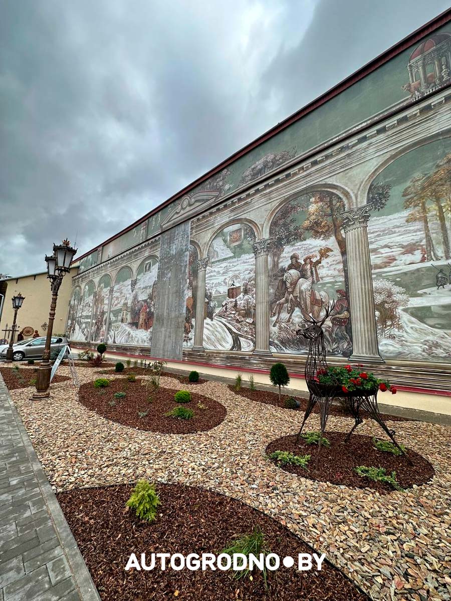 Сильный ветер повредил знаменитый мурал в Гродно