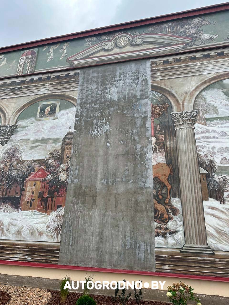 Сильный ветер повредил знаменитый мурал в Гродно