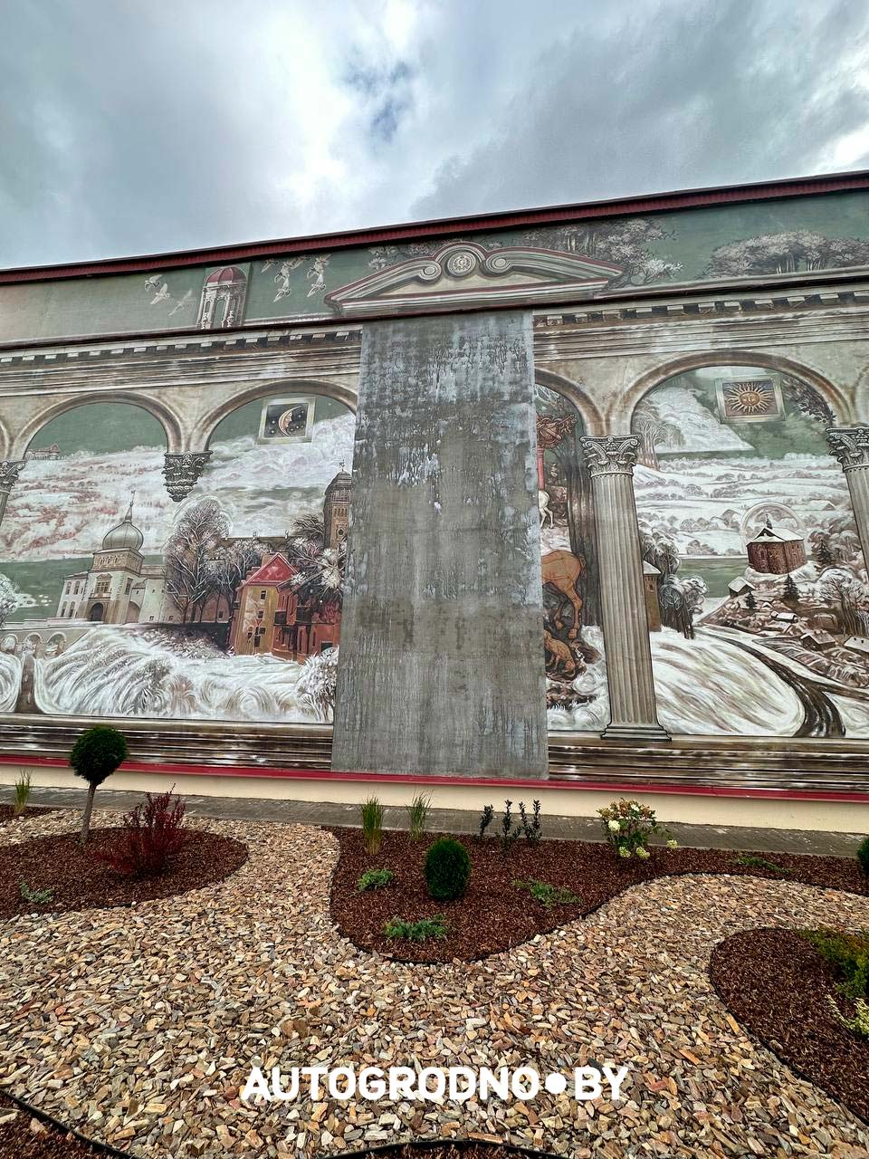 Сильный ветер повредил знаменитый мурал в Гродно