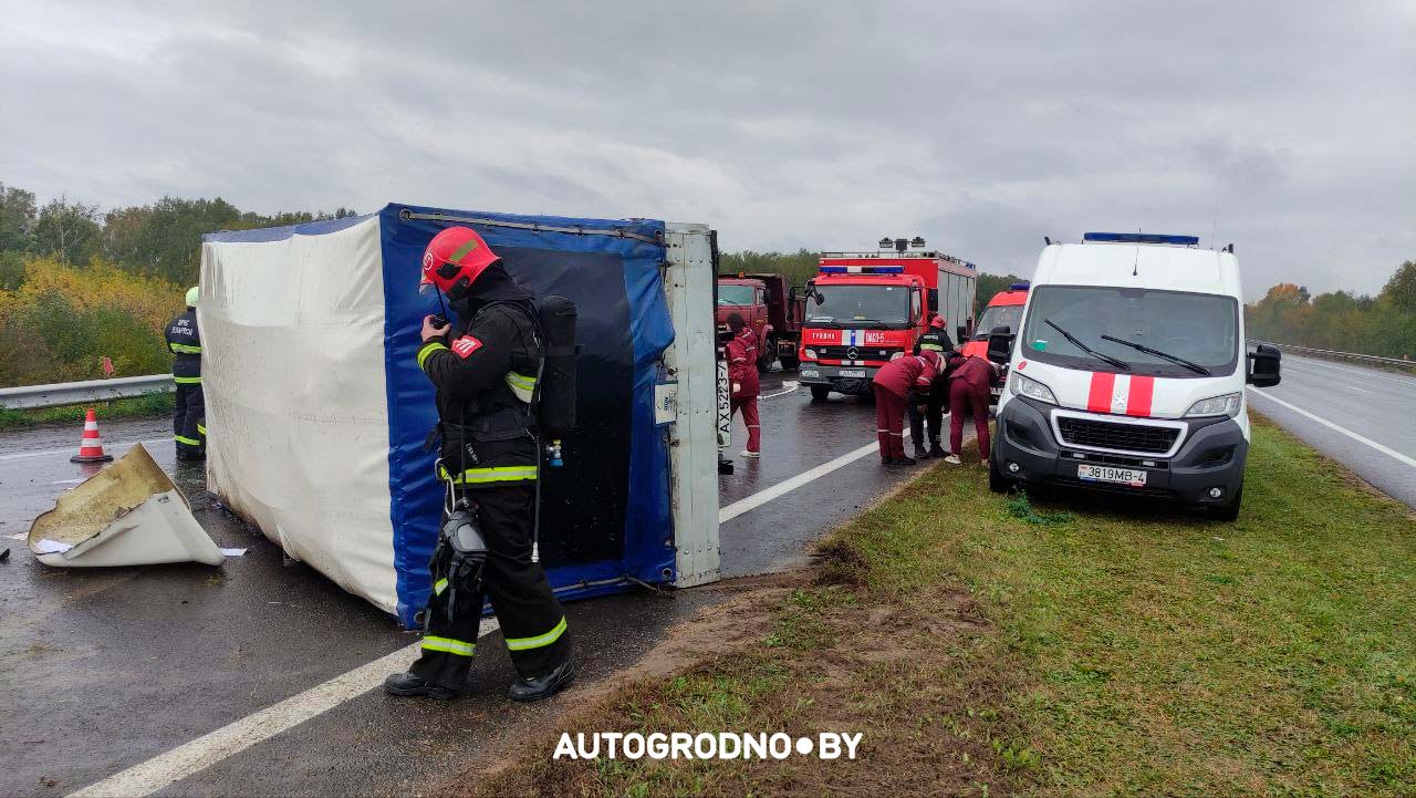 Трасса М6 перекрыта из-за переворота грузовика. Работает скорая и МЧС