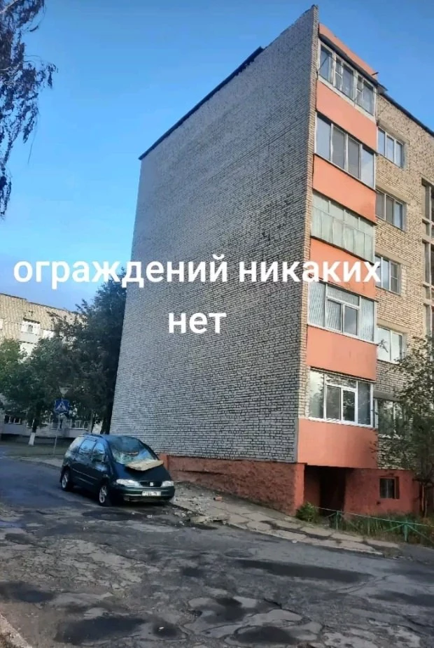 Рогачев: с крыши многоэтажки на SEAT упала плита