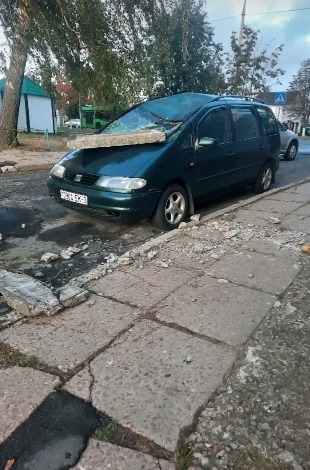 Рогачев: с крыши многоэтажки на SEAT упала плита