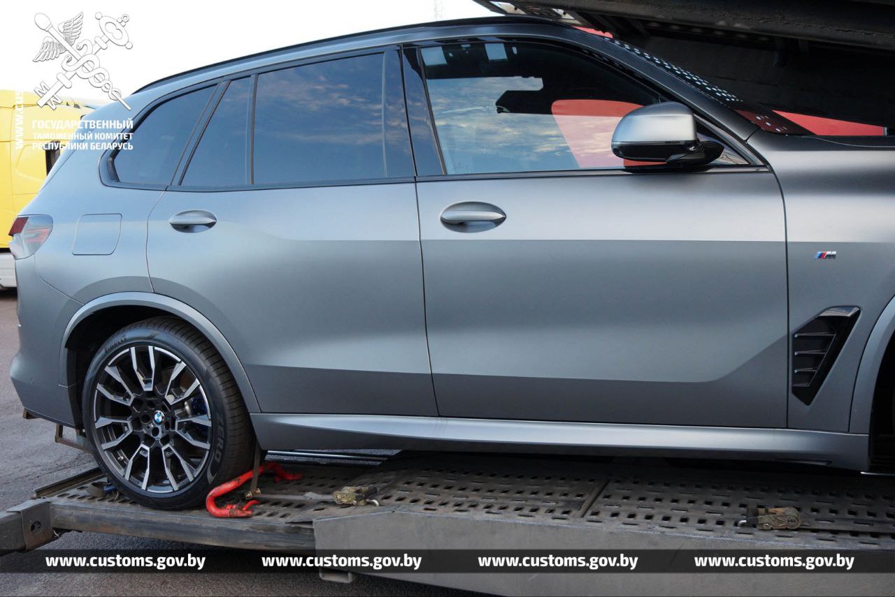 В Беларусь пытались привезти BMW X5 2023. На таможне решили, что стоимость новинки слишком занижена
