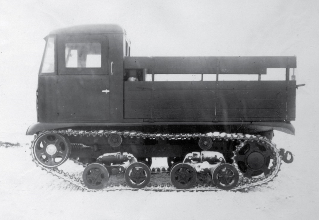 Из реки вблизи Мостов вытягивают тягач СТЗ-5 времен войны