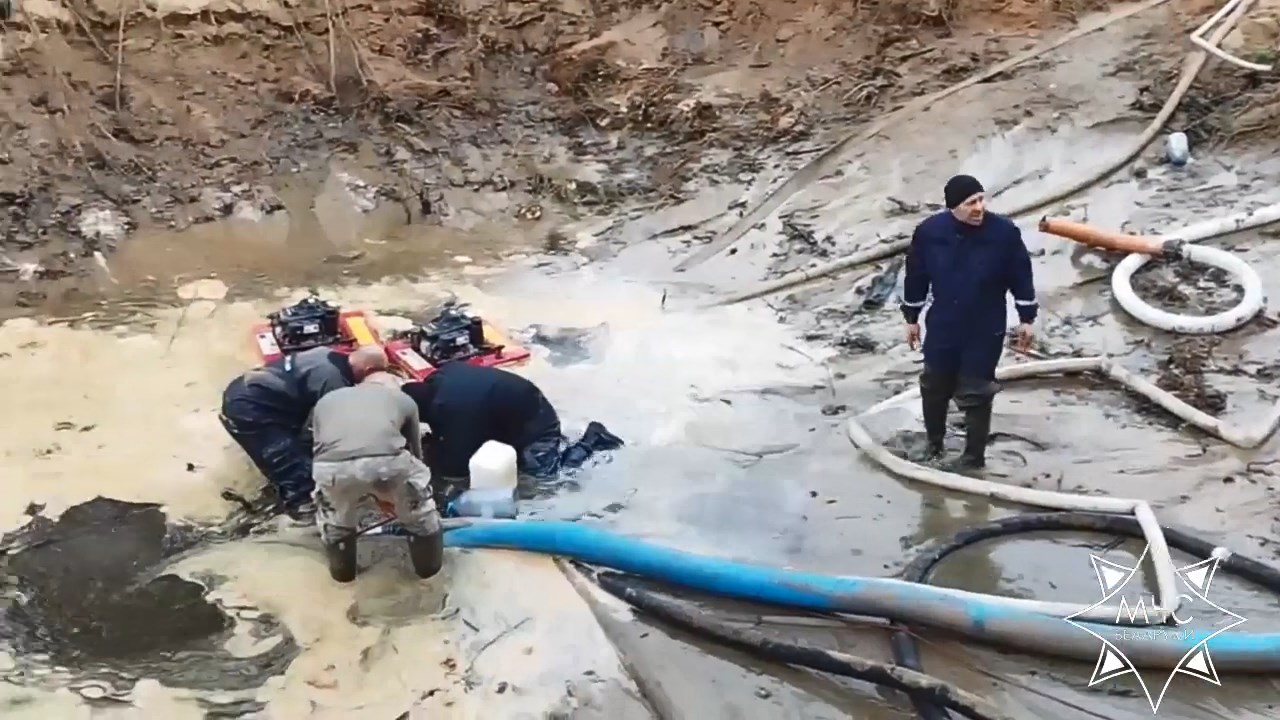 Из реки вблизи Мостов вытягивают тягач СТЗ-5 времен войны