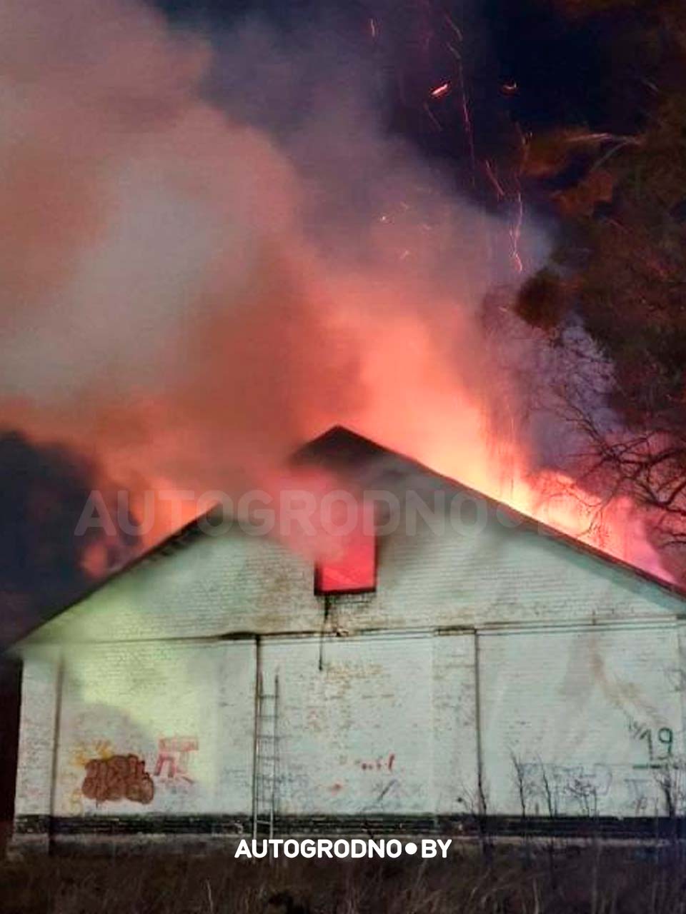 Сильный пожар на Фолюше: в зданиях бывшей военной части
