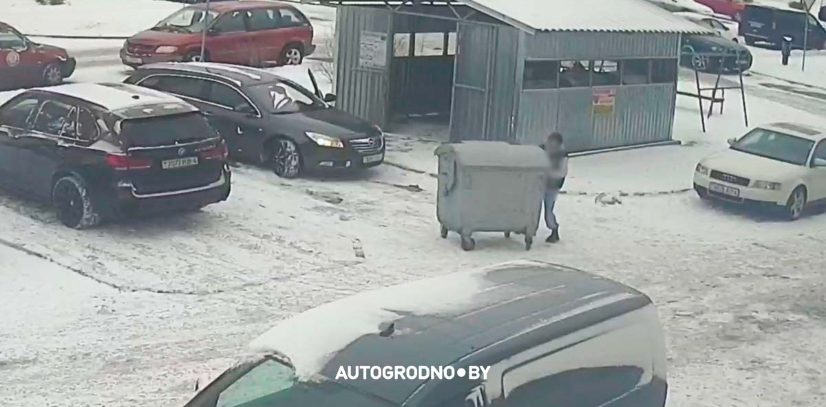 Теперь понятно, кто и почему блокирует авто мусорными баками. Видео из Гродно