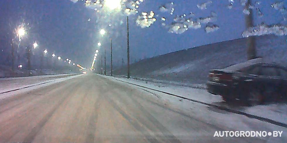 Девушка чудом не получила травм во время удара о столб на объездной в Гродно