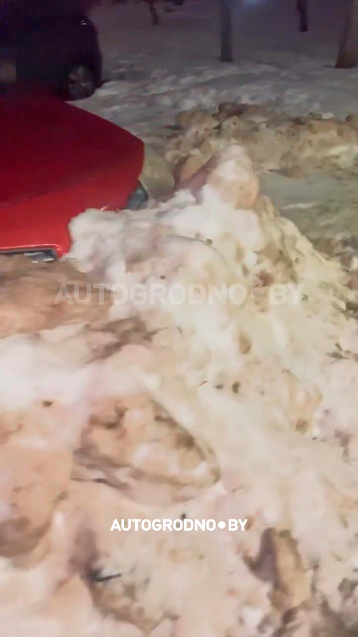 в Гродно мужчина засыпал машину соседа снегом и сам в этом признался. Пришлось вызывать милицию